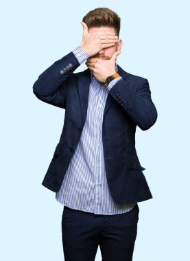 Genç yakışıklı bussines kapsayan gözler dostum ve şaşırttı ve şok ellerle ağız. Duygu gizleme