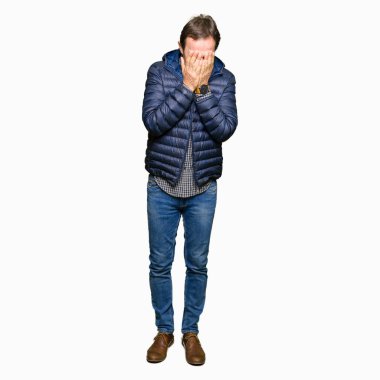 Orta Çağ yakışıklı adam ağlayan süre elleri ile yüz kapsayan üzücü ifade ile kış ceket giyiyor. Depresyon konsepti.
