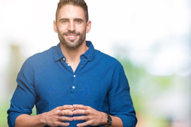 Genç yakışıklı adam arka plan eller birlikte izole ve rahat ve neşeli gülümseyen parmak çarpı işareti. Başarı ve iyimser