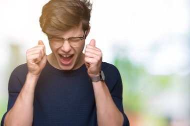 Yakışıklı delikanlı izole arka kolları olan başarı için heyecan üzerinde gözlük takan zafer kutluyor gülümseyen kaldırdı. Kazanan kavramı.