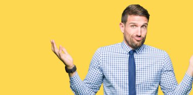 Kravat clueless ve şaşkın bir ifadeyle kollar ve eller kaldırdı giymiş yakışıklı iş adamı. Şüphe kavramı.