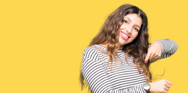 Acele işaretleme izlemek için zaman, sabırsızlık, üzgün ve kızgın son tarih gecikme için kazak giyen genç güzel kadın çizgili