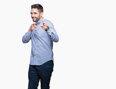 Yakışıklı delikanlı için fotoğraf makinesi ile mutlu ve komik yüz parmakları işaret izole arka plan üzerinde. İyi enerji ve vibes.