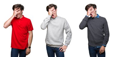 Mahcup ifadeyle parmaklarımın arasından görünen genç adam yüz ve gözler el ile kapsayan şok bakmak beyaz izole arka plan üzerinde kolaj.