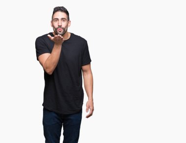 Yakışıklı delikanlı bir öpücük el ile güzel ve seksi olmak hava üfleme kamera bakarak izole arka plan üzerinde. Aşk ifade.