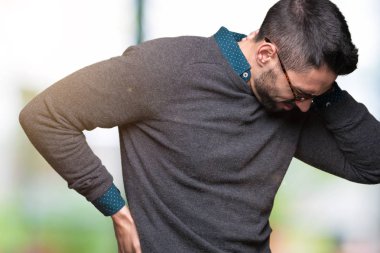 Genç yakışıklı adam gözlük izole üzerinde elle, kas ağrısı boyun dokunmadan acı boyun ağrısı yaralanma, arka plan