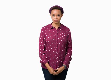 Güzel genç Afro-Amerikan kadın giyiyor başörtüsü izole arka plan şüpheci ve sorun nedeniyle gergin, papatyanın üzgün. Negatif kişi.