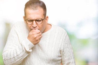 Orta yaş Arap adam duygu hasta ve soğuk veya bronşit için semptom olarak öksürük izole arka plan üzerinde gözlük takıyorum. Sağlık kavramı.