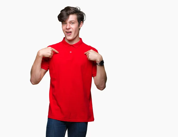 Jonge Knappe Man Draagt Rode Shirt Geïsoleerde Achtergrond Zoek Naar — Stockfoto