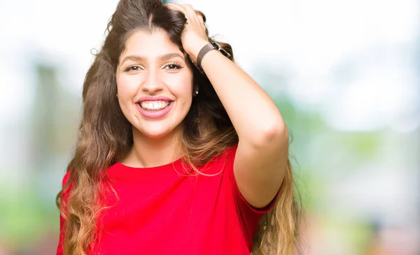 Joven Hermosa Mujer Usando Casual Camiseta Sonriente Seguro Tocar Cabello —  Fotos de Stock