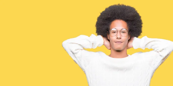 Afro Saçlı Gözlüklü Kolları Boynu Arkasında Esneyen Gülümseyen Afro Amerikalı — Stok fotoğraf