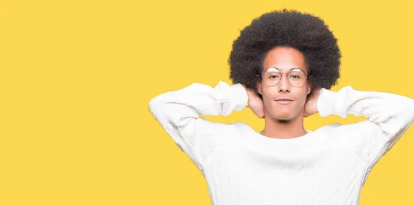 Jovem Afro Americano Com Cabelo Afro Vestindo Óculos Relaxando Esticando — Fotografia de Stock