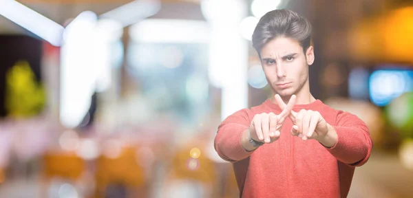 Joven Hombre Guapo Sobre Fondo Aislado Expresión Rechazo Cruzando Dedos —  Fotos de Stock