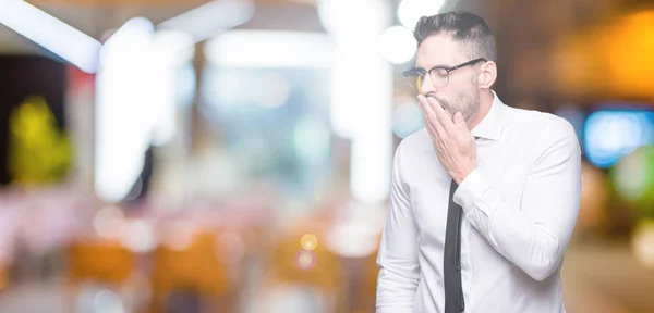 Joven Hombre Negocios Guapo Con Gafas Sobre Fondo Aislado Aburrido —  Fotos de Stock