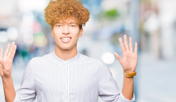 Fiatal Jóképű Üzletember Afro Haj Visel Elegáns Ing Megjelenítés Ujjal — Stock Fotó