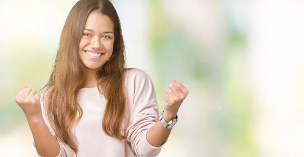 Joven Mujer Morena Hermosa Con Sudadera Rosa Sobre Fondo Aislado — Foto de Stock