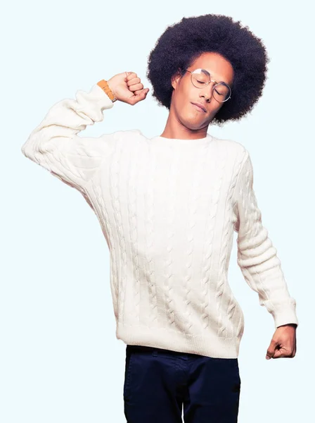 Fiatal Afroamerikai Férfi Afro Haj Szemüveg Nyúlik Vissza Fáradt Nyugodt — Stock Fotó