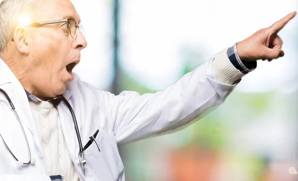 Tıbbi Kat Sürpriz Parmak Ile Işaret Giyen Yakışıklı Kıdemli Doktor — Stok fotoğraf