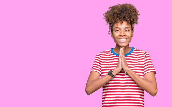 Hermosa Joven Afroamericana Sobre Fondo Aislado Rezando Con Las Manos —  Fotos de Stock