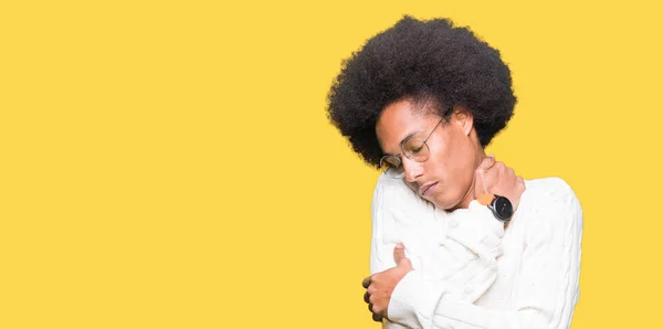 Afro Saçlı Genç Afro Amerikan Adam Gözlük Takıyor Kendine Sarılıyor — Stok fotoğraf