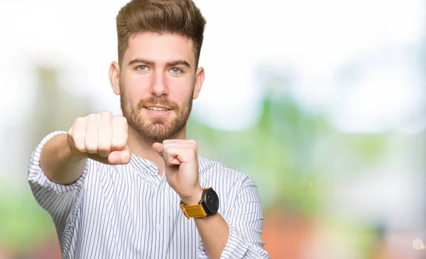 Joven Hombre Guapo Golpeando Puño Para Luchar Ataque Agresivo Enojado —  Fotos de Stock