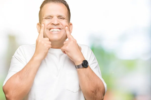 Media Edad Árabe Hombre Wearig Camiseta Blanca Sobre Fondo Aislado —  Fotos de Stock