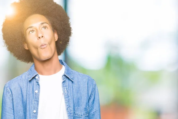 Unga Afroamerikanska Man Med Afro Hår Gör Fisk Ansikte Med — Stockfoto