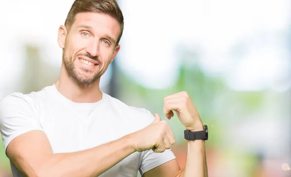 Beau Homme Portant Shirt Blanc Décontracté Pointant Vers Dos Avec — Photo