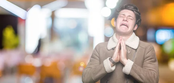 Fiatal Jóképű Férfi Téli Kabát Viselése Elszigetelt Háttér Koldulás Imádkozik — Stock Fotó
