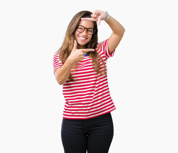 Μελαχρινή Νεαρή Όμορφη Γυναίκα Φοράει Γυαλιά Και Ρίγες Shirt Πέρα — Φωτογραφία Αρχείου