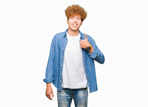 Stilig Ung Man Med Afro Hår Bär Jeansjacka Gör Glad — Stockfoto