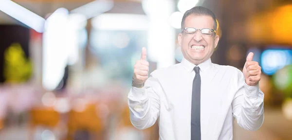 Medelåldern Bussines Arabisk Man Glasögon Över Isolerade Bakgrund Glada För — Stockfoto