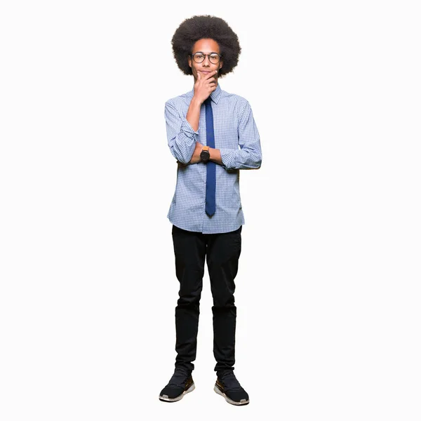 Fiatal Afro Amerikai Üzletember Afro Haj Szemüveg Keresi Benne Kamera — Stock Fotó