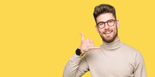 Joven Hombre Negocios Guapo Con Gafas Sonriendo Haciendo Gesto Teléfono —  Fotos de Stock