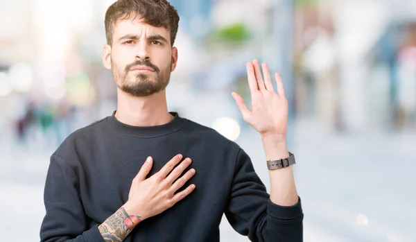 Joven Hombre Guapo Sobre Fondo Aislado Juramento Con Mano Pecho — Foto de Stock