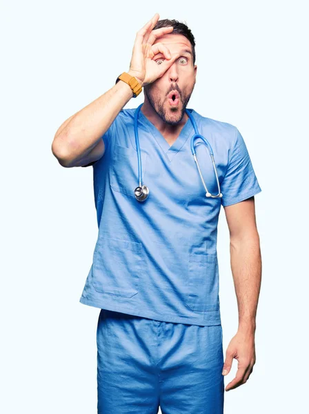 Bonito Médico Homem Vestindo Uniforme Médico Sobre Fundo Isolado Fazendo — Fotografia de Stock