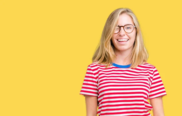 Hermosa Mujer Joven Con Gafas Sobre Fondo Aislado Guiño Mirando —  Fotos de Stock