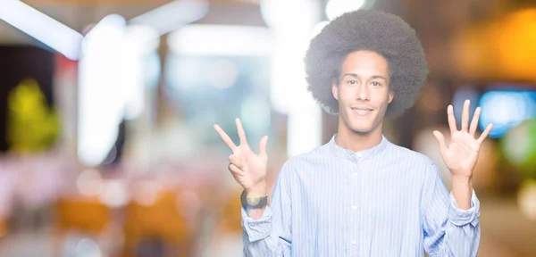 Młody African American Włosów Afro Wyświetlono Skierowaną Górę Palcami Liczba — Zdjęcie stockowe