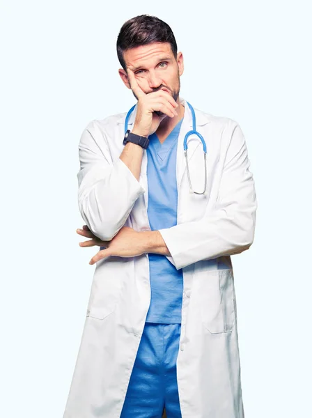 Γιατρός Όμορφος Άνθρωπος Φορώντας Ιατρική Στολή Πάνω Από Απομονωμένες Υπόβαθρο — Φωτογραφία Αρχείου
