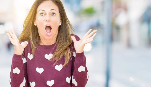 Bella Donna Mezza Età Che Indossa Maglione Cuori Sfondo Isolato — Foto Stock