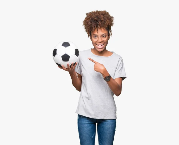 Молода Жінка Відкладаючи Футбол Футбольний Ізольованих Фону Дуже Щасливі Вказуючи — стокове фото