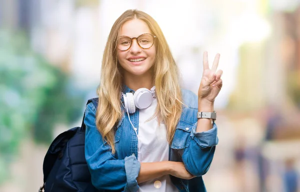 Jonge Mooie Blonde Student Vrouw Hoofdtelefoons Bril Dragen Geïsoleerde Achtergrond — Stockfoto