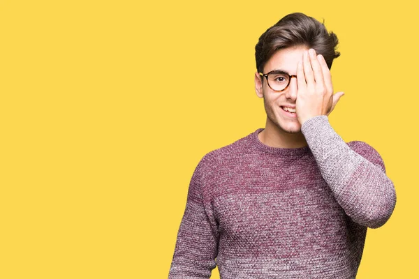 Jovem Homem Bonito Vestindo Óculos Sobre Fundo Isolado Cobrindo Olho — Fotografia de Stock