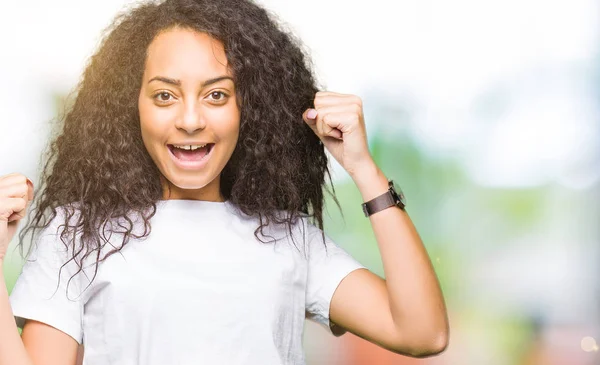 Joven Hermosa Chica Con Pelo Rizado Usando Casual Camiseta Blanca — Foto de Stock