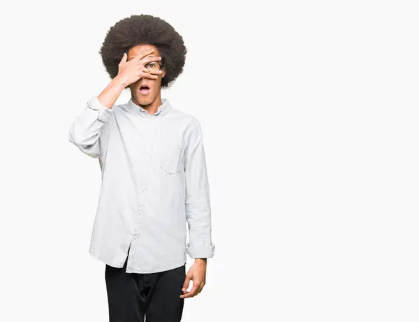 아프리카계 미국인 젊은이 헤어스타일 얼굴과 손으로 엿보기 안경을 당황된 표정으로 — 스톡 사진