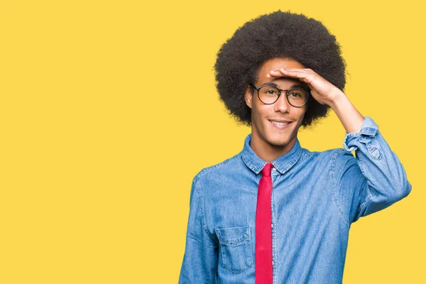 Joven Hombre Negocios Afroamericano Con Cabello Afro Con Gafas Corbata — Foto de Stock