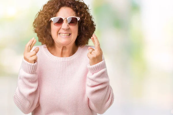 Vackra Mellersta Ager Senior Kvinna Klädd Rosa Tröja Och Solglasögon — Stockfoto
