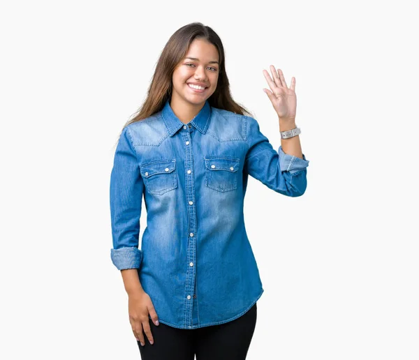 Joven Hermosa Morena Con Camisa Mezclilla Azul Sobre Fondo Aislado — Foto de Stock