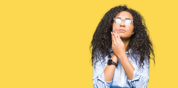 Jeune Belle Fille Affaires Avec Les Cheveux Bouclés Portant Des — Photo