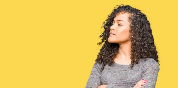 Joven Hermosa Mujer Con Pelo Rizado Usando Suéter Gris Sonriendo — Foto de Stock